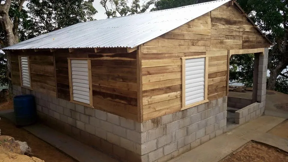 A newly built wooden home with a tin roof in San Cristóbal, Dominican Republic
